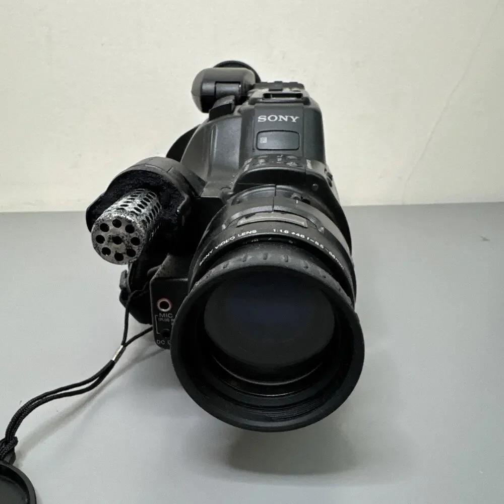 Sony Handycam NTSC Video 8 CCD-F77 Camcorder & Battery Black